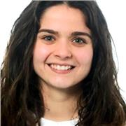 Profesora de inglés imparte clases a niños de todas las edades